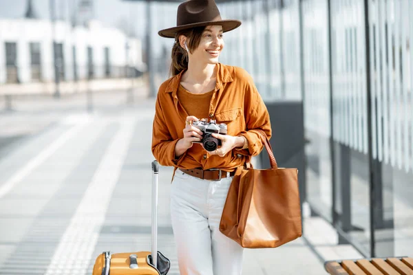 Mujer joven viajando con cámara fotográfica en la ciudad moderna —  Fotos de Stock