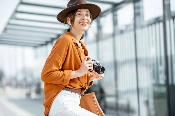 Porträtt av en ung och glad resenär utomhus — Stockfoto