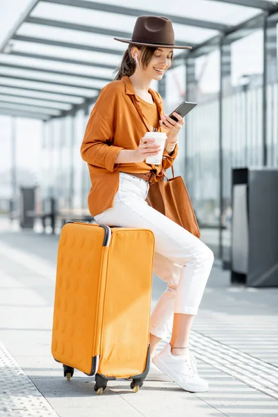 Junge Reisende mit Gepäck an der Haltestelle — Stockfoto