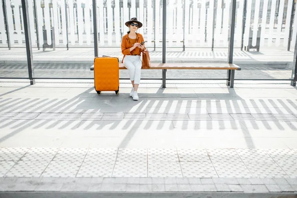 Žena cestující na zastávce veřejné dopravy — Stock fotografie