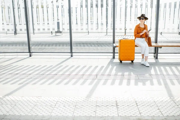 Kvindelig rejsende på den offentlige transport stop - Stock-foto