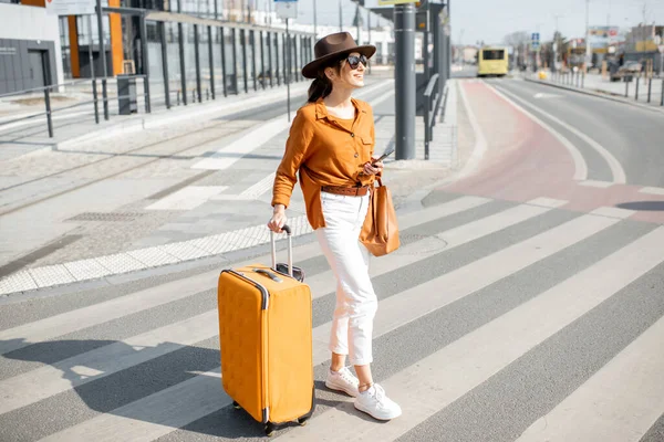 Frau mit Koffer auf der Straße — Stockfoto