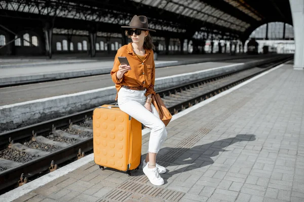 Donna alla vecchia stazione ferroviaria — Foto Stock