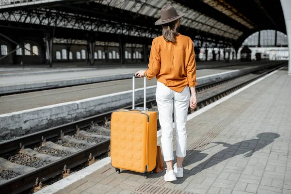 Eski tren istasyonundaki kadın. — Stok fotoğraf