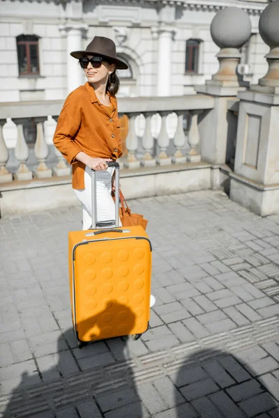 Frau mit Koffer in der Altstadt unterwegs — Stockfoto