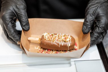 Kartonda çikolatalı dondurma.