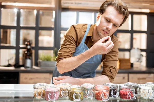 Pasticciere che prova diversi additivi alimentari per gelati — Foto Stock