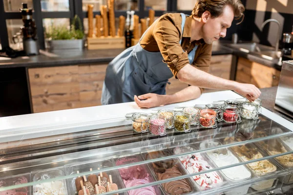 Pasticciere che prova diversi additivi alimentari per gelati — Foto Stock