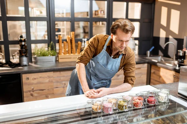 Pasticciere che prova diversi additivi alimentari per gelati — Foto Stock