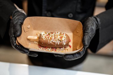 Çikolatalı dondurmalı şef, yakın plan.