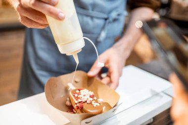 Soslu çikolatalı dondurma yapıyorum.