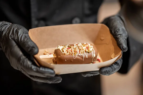 Chef avec glace au chocolat, gros plan — Photo