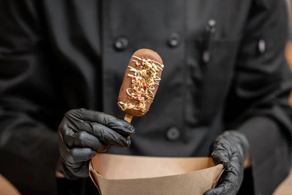 Chef met chocolade-ijs, close-up — Stockfoto