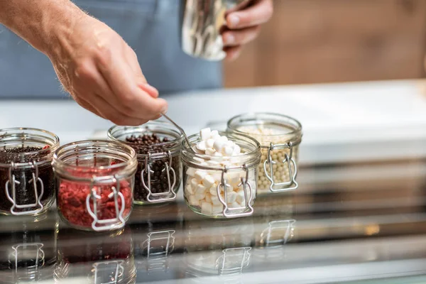 Chef che prepara gelato con guarnizioni — Foto Stock