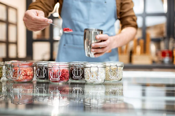 Chef che prepara gelato con guarnizioni — Foto Stock