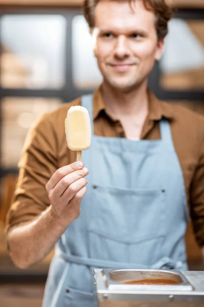 Venditore con gelato al cioccolato bianco — Foto Stock