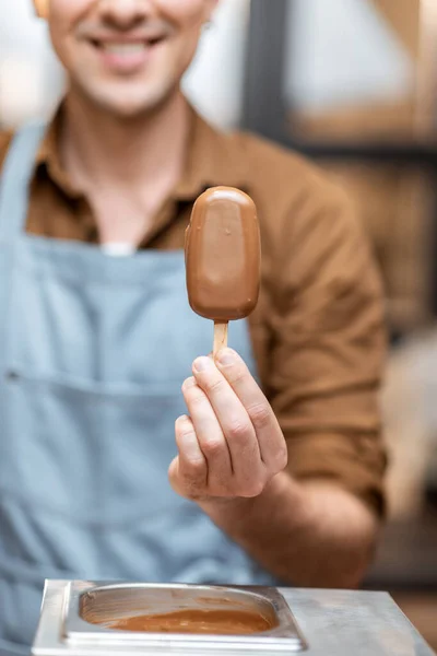 Vendedor com sorvete de chocolate — Fotografia de Stock
