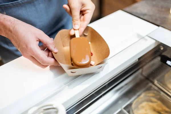 Fabrication de crème glacée au chocolat avec garnitures — Photo