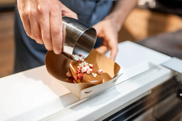 Fazer sorvete de chocolate com coberturas — Fotografia de Stock