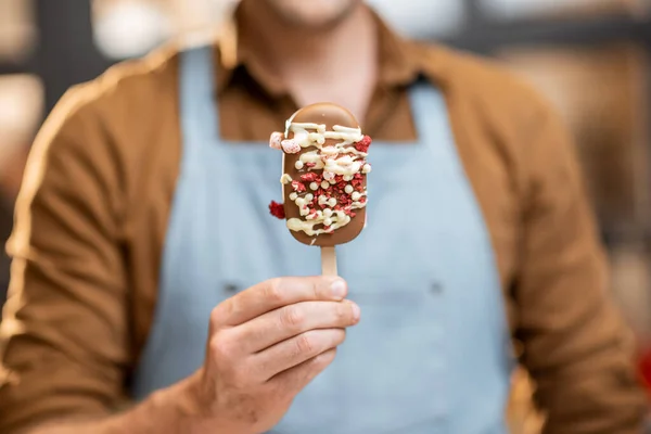 Продавец с шоколадным мороженым, крупным планом — стоковое фото