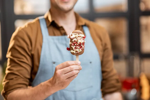 Venditore con gelato al cioccolato, primo piano — Foto Stock