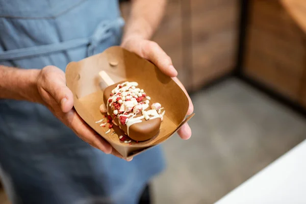 Säljare med chokladglass, närbild — Stockfoto