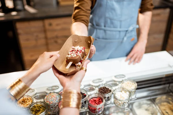 Buyin gelato al chiuso, primo piano — Foto Stock