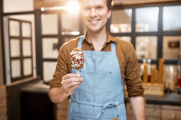 Venditore con un gelato al cioccolato — Foto Stock