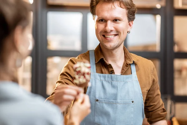 Homme vendant de la crème glacée au magasin — Photo