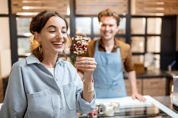 Kvinnan köper glass i affären — Stockfoto