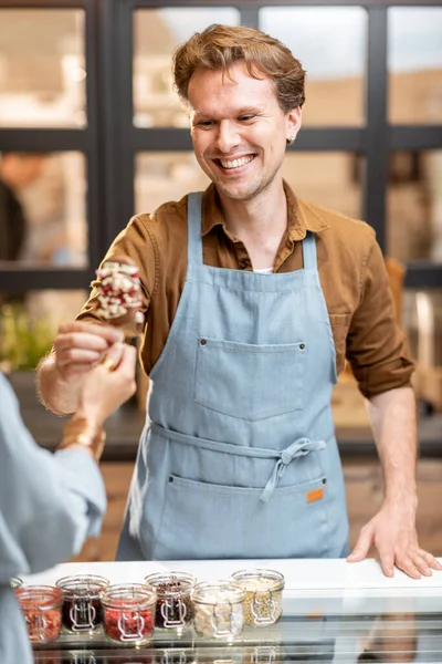 Mannen som säljer glass i affären — Stockfoto