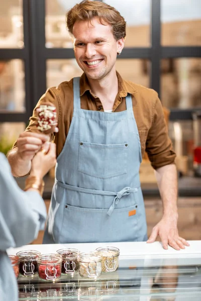 Uomo che vende gelati al negozio — Foto Stock