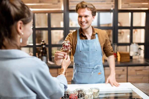 Uomo che vende gelati al negozio — Foto Stock