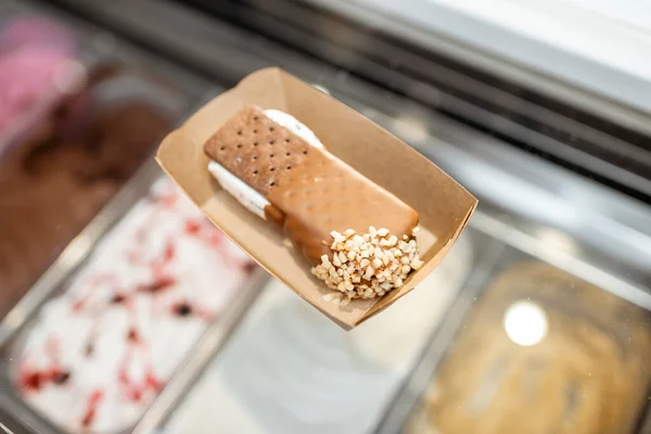 餐具柜上的巧克力冰淇淋 — 图库照片