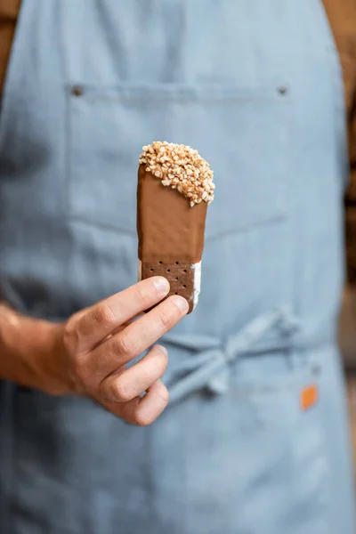 Vendedor com sorvete de chocolate, close-up — Fotografia de Stock