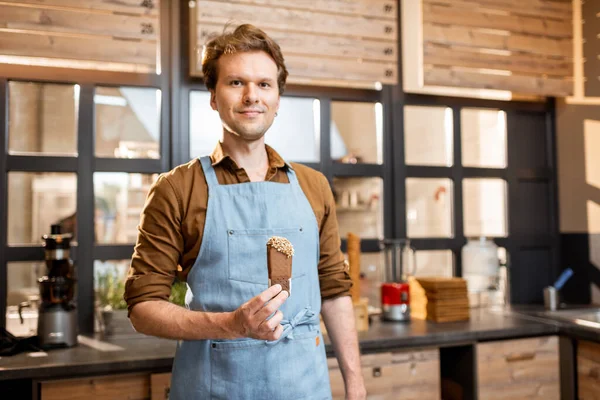 Venditore con gelato al cioccolato in negozio — Foto Stock