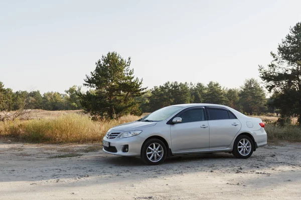 Dnipro, Ukrayna - 01 Eylül 2018: toyota corolla gri renk, ormanda, Otopark Dur seyahat