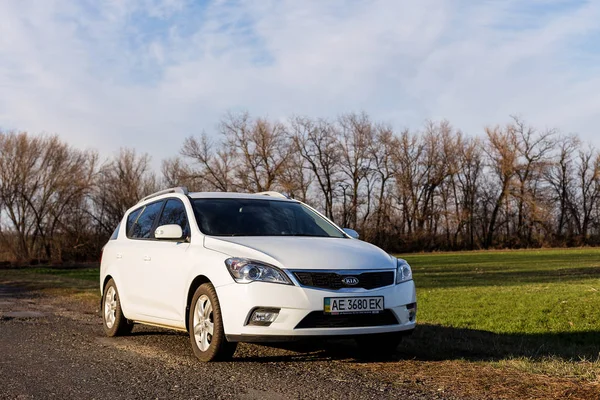 Dnipropetrovsk bölgesi, Ukrayna - 25 Mart 2015: Kia Ceed beyaz renk alanları yolda