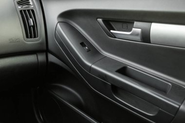 Arabadaki iç arabanın kapısını kapatın