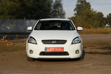 Dnipro, Ukrayna - 05 Eylül 2017: Kia Ceed beyaz renk Dnipro City Road yakınındaki