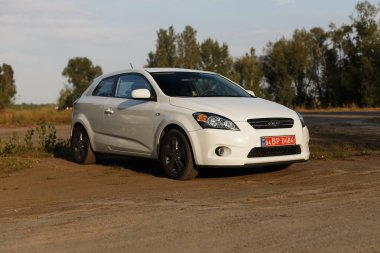 Dnipro, Ukrayna - 05 Eylül 2017: Kia Ceed beyaz renk Dnipro City Road yakınındaki