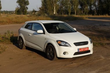 Dnipro, Ukrayna - 05 Eylül 2017: Kia Ceed beyaz renk Dnipro City Road yakınındaki