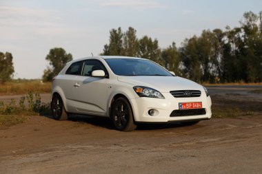 Dnipro, Ukrayna - 05 Eylül 2017: Kia Ceed beyaz renk Dnipro City Road yakınındaki