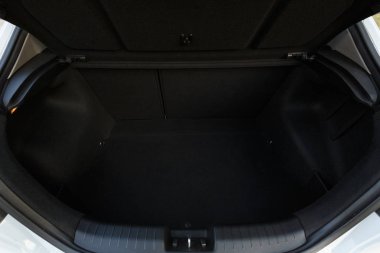 Araba ile açık temiz boş gövde, yakın çekim