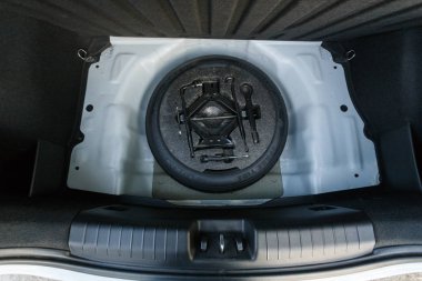 Dnipro, Ukrayna - 05 Eylül 2017: Kia Ceed beyaz renk, gövde Spare0 tekerlek