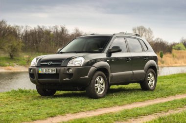 Pereshchepino, Ukrayna - 20 Nisan 2014: Hyundai Tucson yeşil renk bahar doğa Nehri yakınında