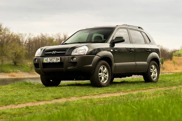 Pereshchepino, Ukrayna - 20 Nisan 2014: Hyundai Tucson yeşil renk bahar doğa Nehri yakınında