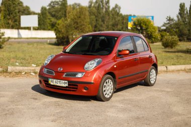 Dnipro, Ukrayna - 10 Ağustos 2016: Nissan Micra turuncu renk Nehri şehrin yakınında