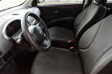 Dnipro, Ukrayna - 10 Ağustos 2016: Nissan Micra iç, tekerlek ve koltuk