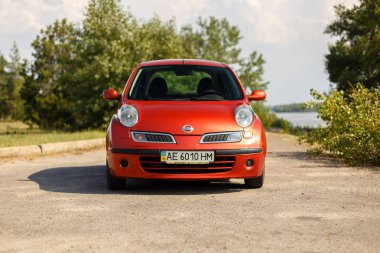 Dnipro, Ukrayna - 10 Ağustos 2016: Nissan Micra turuncu renk Nehri şehrin yakınında